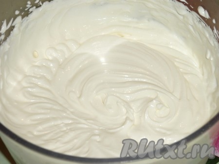 Для приготовления сметанного крема можно просто взбить&nbsp;сметану с сахаром или с сахарной пудрой, но я её всегда&nbsp;отцеживаю. Для этого надо выстелить дуршлаг марлей в 4 слоя, выложить сметану, марлю завязать, а сверху поставить груз. Дуршлаг поместить на кастрюлю и отправить на пару часов (можно на ночь) в холодильник. Это необходимо для того, чтобы извлечь из сметаны лишнюю жидкость и крем был густой и воздушный. Отцеженную сметану взбить миксером с сахаром в густой крем.
