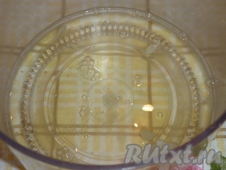 Белки отделить от желтков. 