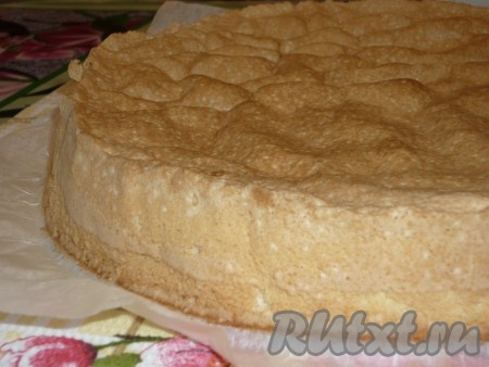 Форму застелить пергаментом, вылить тесто и выпекать в разогретой духовке 35-40 минут при температуре 180 градусов.&nbsp;
