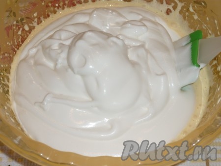 В желтки добавить 0,5 стакана сахара и взбить их миксером до побеления массы и увеличения в объеме. Отдельно взбить белки до пышной массы, добавляя постепенно оставшийся сахар. Когда будет добавлен весь сахар, то продолжать взбивать, пока при наклоне &nbsp;миски белки не будут из нее выпадать. Добавить взбитые белки к желткам
