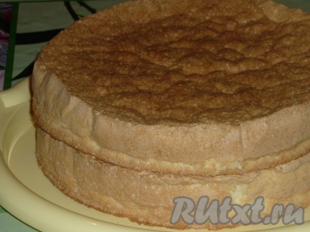 Таким образом выпекаем два бисквитных коржа. Достаем из форм и даем им полностью остыть.
