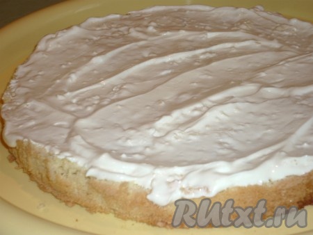 Выложить &nbsp;бисквитный корж на блюдо, на котором будем собирать торт, смазать корж 1/4 сметанного крема, накрыть вторым коржом, опять смазать кремом, выложить третий корж, смазать кремом.&nbsp;
