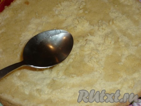 Для приготовления сиропа насыпать в кастрюлю сахар, залить водой, поставить на огонь. Помешивая, довести сироп до кипения, затем охладить. Остывшие коржи остудить и разрезать горизонтально. Должно получиться 4 одинаковых коржа. Пропитать их сиропом.
