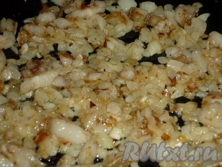 Сало порезать на небольшие кусочки и обжарить на сковороде, затем добавить порезанный кубиками лук и обжарить до золотистого цвета.
