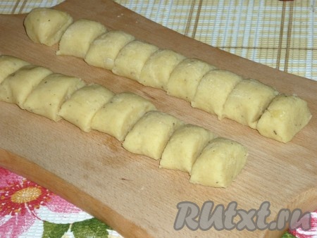 и порезать его &nbsp;на небольшие кусочки.
