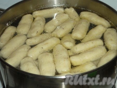 Растительное масло добавить в кипящую подсоленную воду, а затем опустить палюшки. Сразу помешать деревянной ложкой, чтобы палюшки не прилипли ко дну. Когда палюшки всплывут вверх, проварить их минуты 3.&nbsp;
