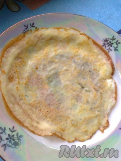 Складывайте готовые блины на блюдо, при желании, смазывая маслом.