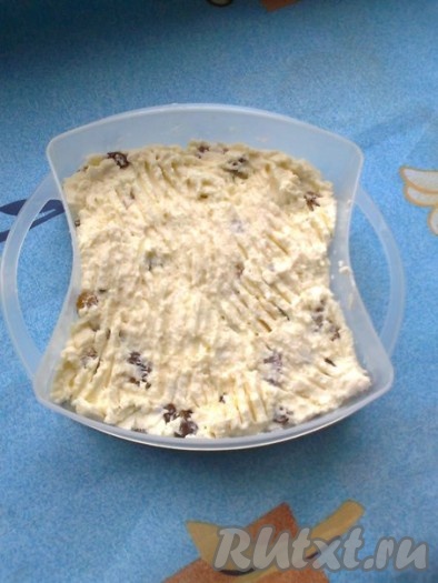 Приготовьте творожную начинку (по желанию). Если кто-то не любит вкус творога, хорошо подойдёт начинка, приготовленная на пару или водяной бане. В такой начинке почти не чувствуется вкус творога. Для этого смешайте творог, изюм, яйцо, сахар и поместите в пароварку или на водяную баню на 20 минут.