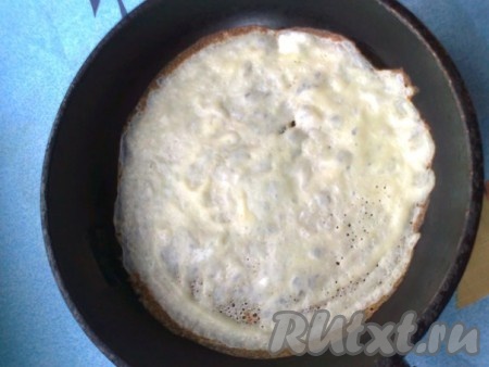 Дайте ему настояться в течение 30 минут. Это позволит набухнуть клейковине муки и ваши блинчики будут более эластичными, не будут рваться при выпечке. Блинную сковородку смажьте маслом только для выпечки первого блинчика. Все остальные блины выпекайте уже на сухой сковороде. Каждый раз перед выпечкой блинов размешивайте тесто, потому что крахмал может опускаться на дно миски. Вылейте на сковороду диаметром 20 сантиметров около 0,5 половника (или меньше) молочной смеси, равномерно распределите и выпекайте на среднем огне, пока края блинчика не зарумянятся.&nbsp;