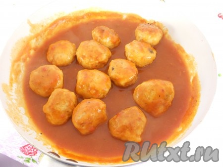 Сразу же выложить в сковороду томатную пасту, влить воду комнатной температуры, хорошо перемешать, посолить и поперчить по вкусу, добавить сахар. Дать томатному соусу закипеть, выложить в него обжаренные тефтели, снова дать закипеть. А затем тушить тефтели на небольшом огне под крышкой 10-15 минут. В процессе тушения тефтели нужно будет несколько раз перемешать, чтобы они были покрыты соусом со всех сторон.