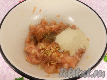 Также добавить манную крупу, соль, мелко нарезанный (или пропущенный через пресс) чеснок, чёрный молотый перец, тщательно перемешать и оставить минут на 10, чтобы манка набухла.