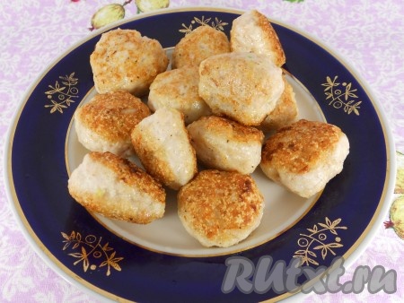 Мокрыми руками сформировать небольшие тефтели, выложить их в один слой в сковороду, разогретую с растительным маслом, и обжарить их на среднем огне до румяной корочки со всех сторон. Обжаренные тефтели переложить на тарелку.