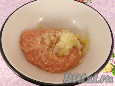 Фарш для приготовления тефтелей можно взять покупной, но лучше взять кусочки мяса (у меня - куриное филе) и пропустить через мясорубку. К получившемуся фаршу добавить очищенную луковицу, натёртую на тёрке (или перекрученную через мясорубку).