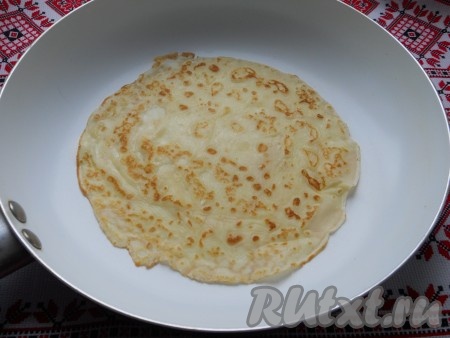 Влить в тесто растительное масло, перемешать. Жарить блинчики на сухой сковороде обычным способом - до румяности с двух сторон. Готовые блины остудить.
