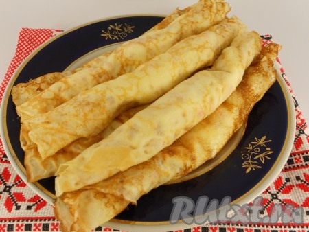 Свернуть блинчик плотно трубочкой. Таким образом подготовить все блины.
