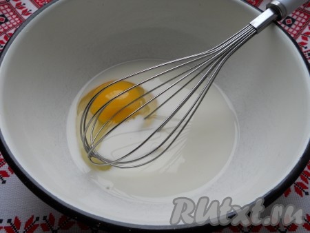 В молоко добавить яйцо, соль, сахар. Взбить венчиком.