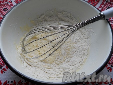 Всыпать постепенно просеянную муку, хорошо перемешивая венчиком.