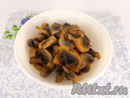 Шампиньоны порезать (не мелко), обжарить на растительном масле до румяности. Остудить.