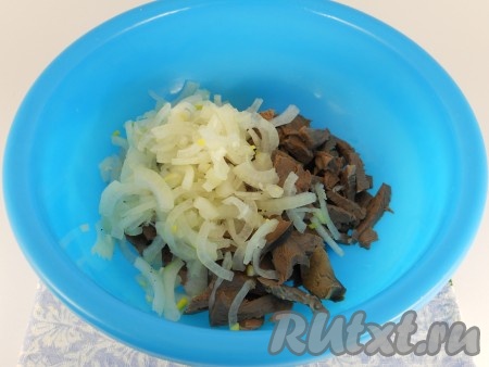 Отваренное и остывшее сердце порезать брусочками, добавить маринованный лук.