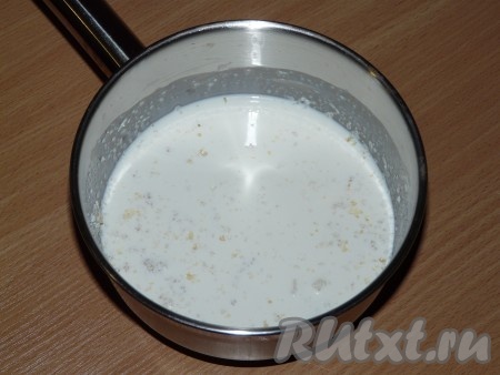 Залить желатин холодным молоком и оставить минут на 30 для набухания.