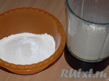 Яйца взбить миксером с сахаром до бела (взбивать 4-5 минут), затем добавить кефир, масло, ванильный сахар и ещё раз взбить жидкую смесь до однородности. Муку просеять, добавить разрыхлитель, перемешать.&nbsp;