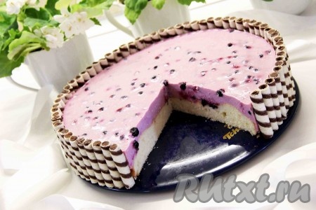 Наш вкусный, лёгкий, нежный и красивый торт с йогуртовым суфле готов, режем на кусочки и подаём к столу!