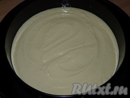 Влить жидкую смесь в муку и перемешать ложкой до однородного состояния. Тесто получится по консистенции, как достаточно густая сметана. Вылить тесто в разъёмную форму (у меня форма диаметром 22 сантиметра), смазанную растительным маслом, и поставить в духовку, разогретую до 180 градусов, примерно, на 25 минут. Готовность проверить сухой зубочисткой (просто проколите корж зубочисткой, если на ней не будет следов теста, значит пора доставать выпечку из духовки). Дать коржу немного остыть в форме, затем форму снять и полностью остудить корж на решётке.