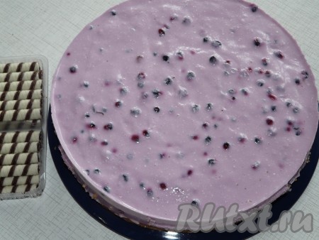 С готового торта аккуратно снять бортики формы. Украсить по своему вкусу (я украсила края торта вафельными трубочками).