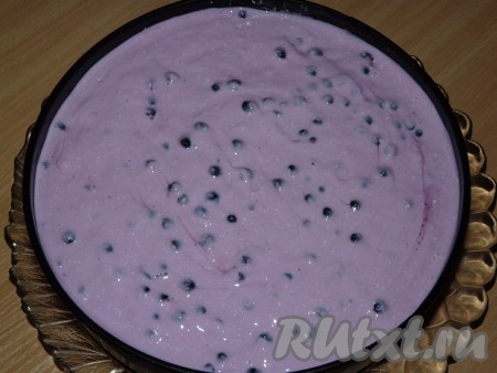 В форму для выпечки поверх коржа вылить смесь йогурта и желатина. Поставить бисквитно-йогуртовый торт в холодильник до полного застывания (можно на ночь).