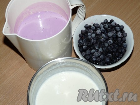 В йогурт добавить сахар и перемешать. Желатин поставить на средний огонь и прогреть, постоянно помешивая, до полного растворения, но не кипятить! Если используете замороженные ягоды, то размораживать не надо.