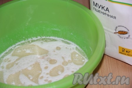 Хорошо перемешать, затем всыпать часть просеянной муки. Перемешать ложкой, пока тесто не станет густым.