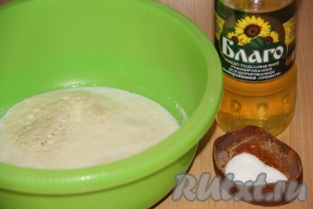 В опару всыпать соль и влить растительное масло.