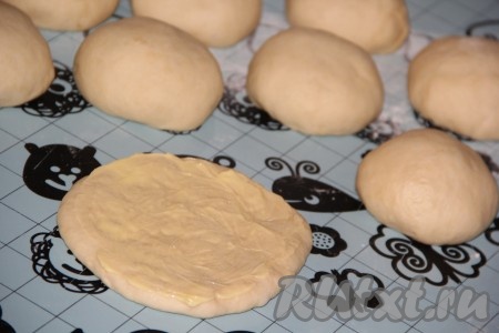 Из одного кусочка теста сформировать небольшую лепёшку. Смазать лепёшку размягчённым сливочным маслом.
