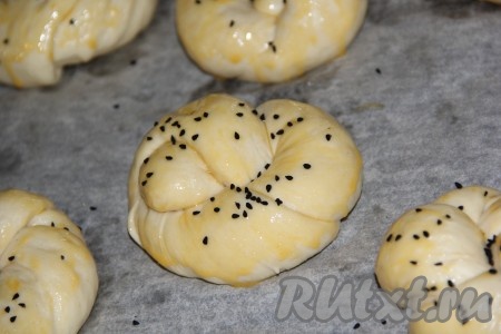 Верх булочек смазать яичным желтком, посыпать тмином и поставить в духовку, разогретую до 180 градусов, примерно на 20-25 минут. Выпекать до золотистого цвета.