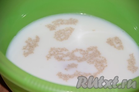 В глубокую миску влить молоко и тёплую воду. Всыпать дрожжи и сахар. Перемешать и оставить в тепле на 15 минут.