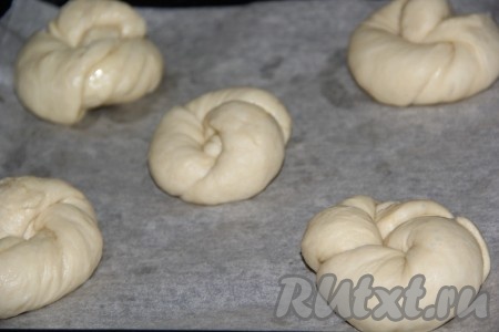 Противень для выпекания застелить пергаментом, выложить булочки на противень и оставить в тепле для расстойки минут на 30.
