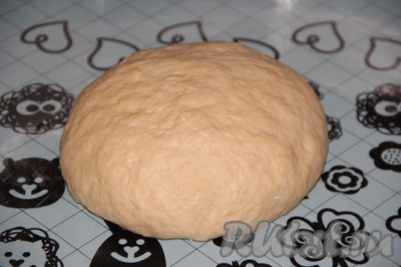 Затем переложить тесто на стол и, подсыпая муку, хорошо его вымесить руками. Тесто станет мягким, эластичным и очень приятным в работе.
