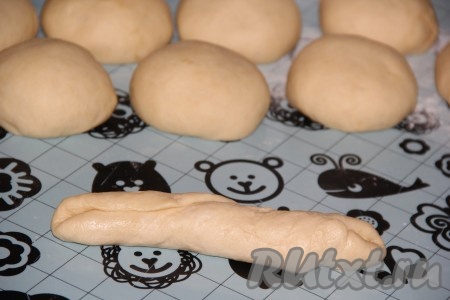 Свернуть лепёшку в рулетик.