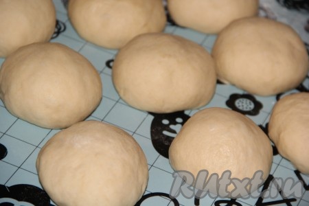 Тесто разделить на 10 частей.
