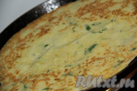 Перед жаркой первого блина смазать сковороду маслом, в последующем смазывать не надо. Часть теста равномерно распределить по дну раскалённой сковороды и жарить кабачковый блинчик до золотистого цвета с двух сторон. Готовый блин переложить на тарелку. Аналогично пожарить все блины.
