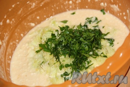 Перемешать, добавить в тесто мякоть кабачка, мелко рубленную зелень и растительное масло, перемешать до однородного состояния. Консистенция теста для блинчиков из кабачков получится чуть гуще, чем тесто на обычные блины.