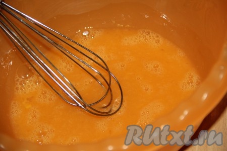 В глубокой миске взбить венчиком яйца.