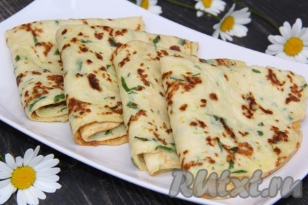 Нежные, аппетитные и очень вкусные блины, приготовленные из кабачков на молоке с зеленью, подать к столу с пылу с жару.
