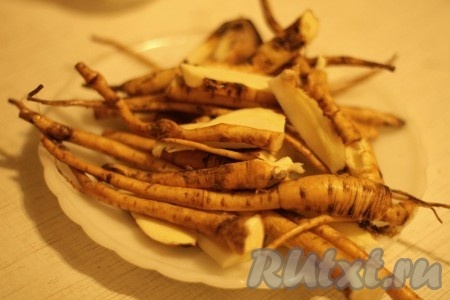 Разогреть духовку до 180 градусов. Пастернак почистить (у меня были тонкие плоды, я просто хорошенько потёрла их щеткой) и разрезать вдоль на четвертинки, если тонкие, то просто разрезать на несколько частей.