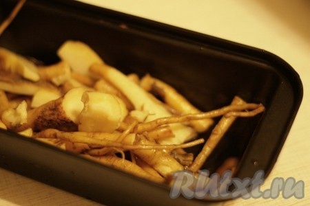 Выложить в форму. Запекать пастернак до тех пор, пока он не станет золотистым и мягким (мне понадобилось 30 минут).
