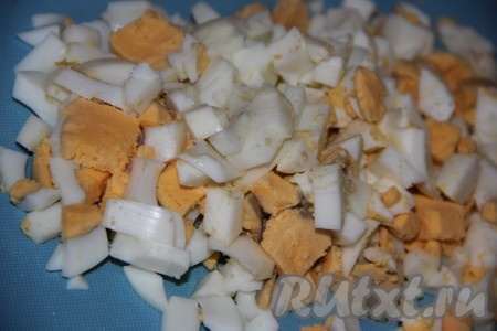 Для того чтобы блюдо получилось более сытным, я решила добавить в него яйца, заранее сваренные вкрутую (в течение 10 минут после закипания воды). Варёные яйца остудить, очистить, мелко нарезать.