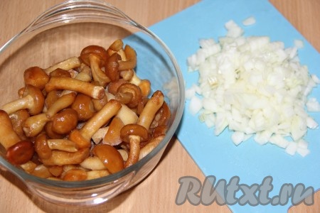 Лук почистить и мелко нарезать. Если у вас свежие опята, их нужно перебрать, промыть водой, после этого залить чистой водой и отварить в течение 20 минут с момента закипания, а затем откинуть на дуршлаг, дать остыть. Если же опята замороженные, тогда их нужно разморозить, лишнюю жидкость слить.
