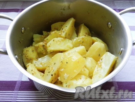 Смешать картофель с горчичной заправкой, оставить на 30 минут.