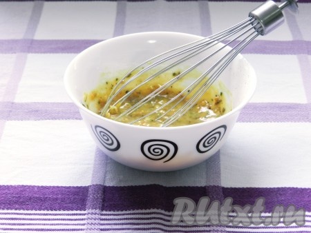 Влить масло, взбить немного венчиком.
