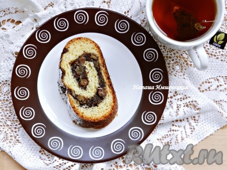 Невероятно вкусные рулеты с маком и орехами готовы.